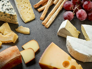 تناول الجبنة بانتظام يساعد على العيش مدة أطول
