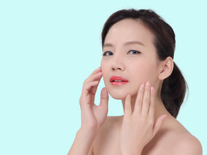 تنظيف البشرة جيداً عن طريق مسح البشرة بالليمون

