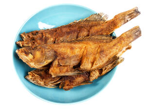 للتخفيف من أثر الملح الزائد بعد تناولنا الفسيخ، يمكن ان نتناول البرتقال والموز