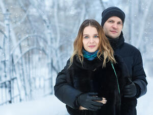 النساء يستشعرن البرودة لانخفاض مقدار العضلات لديهن مقارنةً بالرجل

