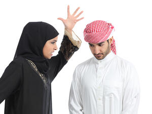 تعتبر الغيرة من الأمور التي تتسبب في إصابة العلاقة الزوجية بالتوتر 