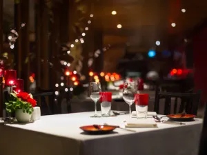 جهزي عشاء رومانسياً في غرفة النوم

