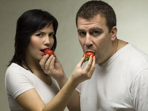 تعتبر الفراولة من أكثر أنواع الفواكه المرتبطة بالرومانسية والحب