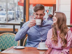 حاول أن تجعلها تشعر بالراحة، قم بمساعدتها في أعمال المنزل