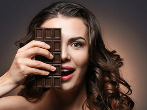 تناول الشوكولاتة الداكنة قبل الوجبات تجعلك تعرض عن الإفراط في الأكل
