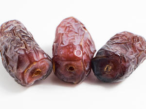 من فوائد أكل التمر على الريق الحد من الشعور بالجوع بسرعة