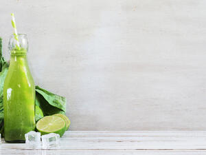 من الضروري تحضير العصير الأخضر في المنزل وعدم شرائه من الخارج

