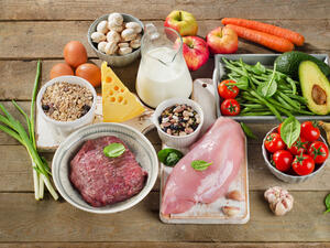 يقتصر الغذاء على البروتينات التي تتطلب من المعدة مجهودا أكبر لهضمها

