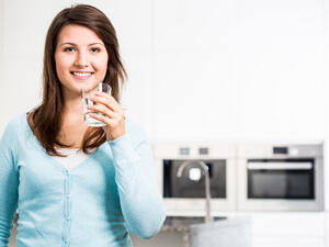 يجب شرب الماء في الوضعيّة الصحيحة وهي وضعية الجلوس
