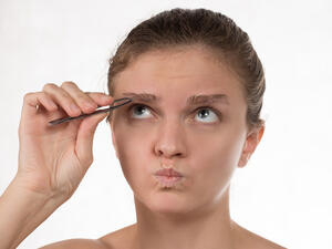 تعاني السيدات من الوجع الشديد أثناء نتف وبر الحاجبين
