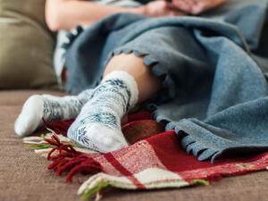 نقع القدمين في ماء فاتر ثم يتم ارتداء الجوارب تساعد على تدفئة القدمين

