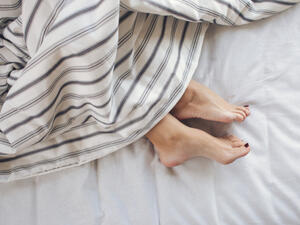 خروج قدميك من تحت الغطاء أثناء النوم تساعد على تعديل حرارة الجسم

