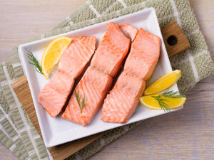 ضعي الأسماك في ليمون وخل وزيت واتركيها ليلة كاملة

