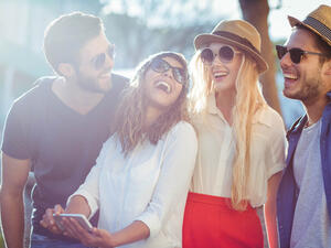 الضحك الجماعي له تأثير أكبر الحالة النفسية من الضحك بشكل منفرد
