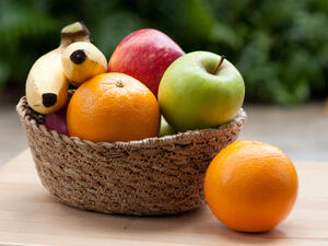 البرتقال والموز والتفاح مصدر للألياف والبكتين، كما وتحتوي على الكربوهيدرات 