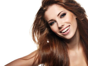 عند تجفيف شعرك يفضل قلب الشعر إلى الأمام وتمرير الأصابع فيه

