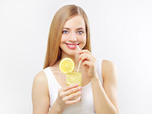 تناول ماء الليمون من أفضل وأسهل الوسائل لتحسين الجهاز الهضمي