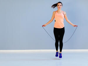 القفز على الحبل يعمل على تعزيز الوصلات العصبية فى الجسم
