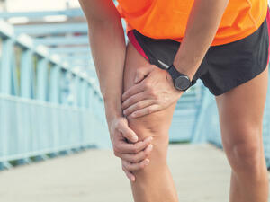 آلام الركبة من أكثر المشاكل شيوعاً عند الرجال والنساء

