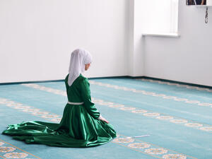 الحائض تفعل جميع العبادات إلا الصلاة والصيام والطواف بالكعبة