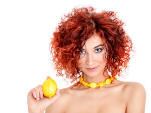 يحتوي الليمون على الكثير من الفيتامينات وأهمها فيتامين C، وفيتامين B6