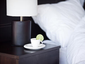 تعمل شرائح الليمون على تعزيز مستويات هرمون السعادة في الجسم،