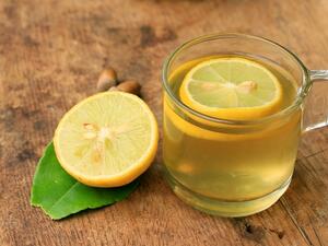 عصير الليمون الدافئ ينظم أنزيمات الكبد

