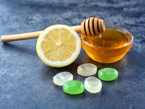 تعتبر وصفة العسل والليمون من بين وصفات طبيعية لعلاج التهاب الحلق 