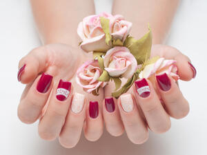 عشبة ذيل الحصان فعّالة لنمو الأظافر، كونها مصدراً للكالسيوم، والسيليكا