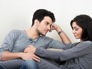 لا تنقلي له كلاما عن النساء، ولا تنقلي له كلاما عن أهله يضايقه
