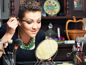 طبّقي الماسكرا السوداء لتطويل رموشك
 طبّقي الماسكرا السوداء لتطويل رموشك