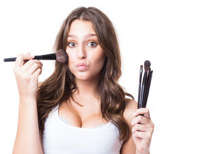 لتصغير حجم قمة الأنف، قومي بتدنية حواجبك
 لتصغير حجم قمة الأنف، قومي بتدنية حواجبك