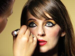 انتقلي إلى الزاوية الخارجية من الجفن العلوي لسحب العين
