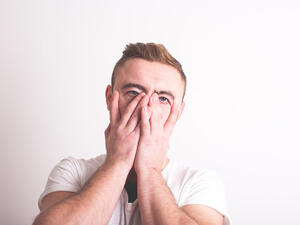 الدموع مثل الابتسام، كثيرًا ما تمنع صدأ القلب والعواطف
