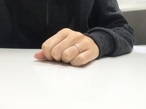 حدد نوع الخاتم الذي تريد أولاً، معدنًا أم نوعًا مختلفًا؟

اختار مقاس أكبر قليلاً لأنك سترتديها في كل الأحوال