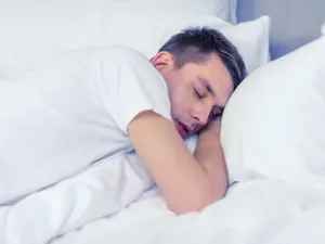 من أسباب الرعشة أثناء النوم استهلاك الكثير من الكافيين