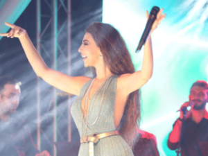 ارتدت مريم فارس فستاناً مميزاً مفتوحاً من الخلف بتدرجات ألوان الذهبي الفاتح