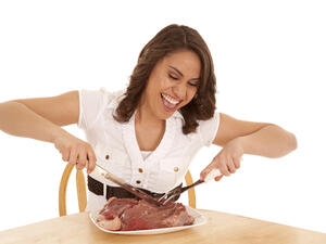 الاعتدال وعدم الإسراف والمبالغة في تناول اللحوم الحمراء