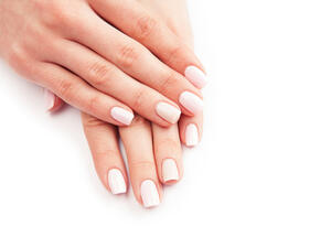 من الضروري العناية باليدين والأظافر والحرص على نظافتها وتقليمها بإستمرار