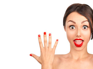 تعد الأظافر الجميلة علامة من علامات اهتمام المرأة بأناقتها وجمال مظهرها
