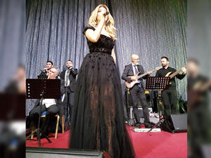 استقبلت "النجمة الذهبية" الفنانة نوال الزغبي، العام الجديد في الأردن