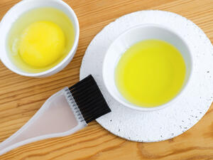 يمكن استخدام زيت الزيتون كمزيل طبيعي للماكياج

