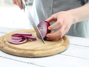 تحوي حبة متوسّطة الحجم من البصل 44 سعرة حرارية