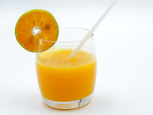 عصير البرتقال يحتوي على نسبة عالية من السكر

