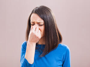 يصاحب التهاب الجيوب، آلامًا متوسطة إلى شديدة في الرأس (صداع)
