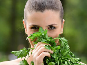 يعتبر البقدونس من النباتات المشهورة بفوائدها الصحية للجسم عمومًا
