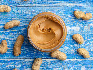 الفيتامينات الموجودة في زبدة الفول تعمل على تكسير الكولسترول الضار 