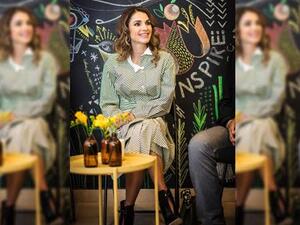 تألقت الملكة رانيا بفستان أنيق زاد من جمالها ونعومتها مخطط