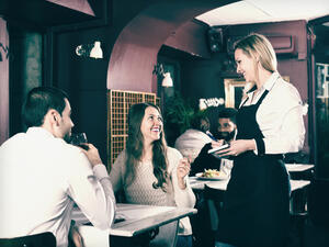 يجب التحلي بابتسامة هادئة أثناء الحديث مع النادل

