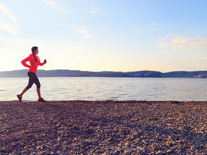 من المهم غايةً ارتداء قفازات اليدين والقبعة أثناء الجري في الجو البارد

